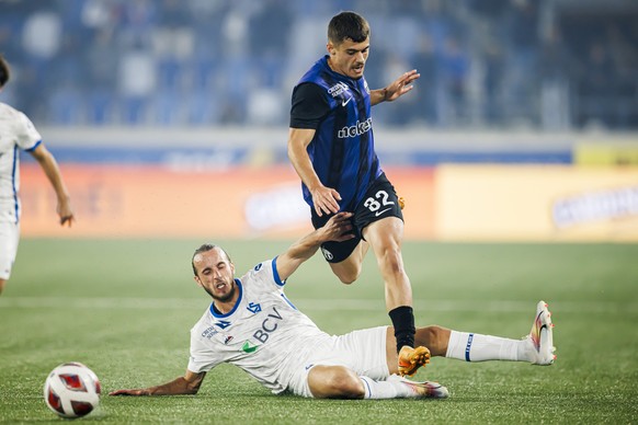 Le defenseur lausannois Raoul Giger, gauche, lutte pour le ballon avec le defenseur zurichois Selmin Hodza, droite, lors de la rencontre de football de Super League entre le FC Lausanne-Sport, LS, et  ...