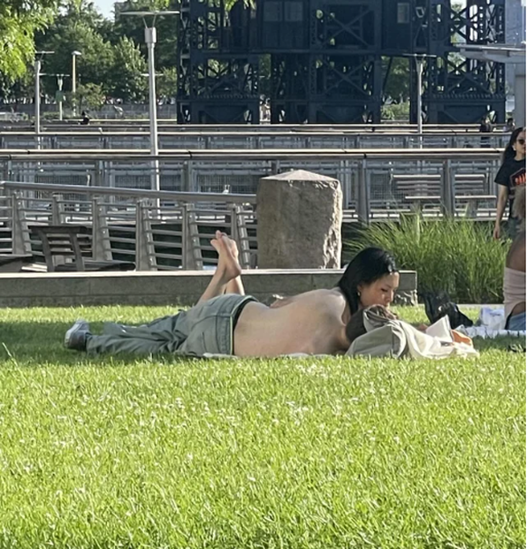 Optische Täuschung: Frau oben ohne im Park? Ah, nein, doch nicht.