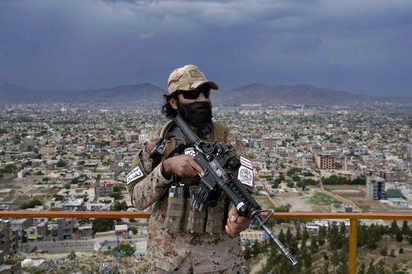A Taliban special forces soldier stands guard at a park in Kabul, Afghanistan, Monday, April 18, 2022. (AP Photo/Ebrahim Noroozi)