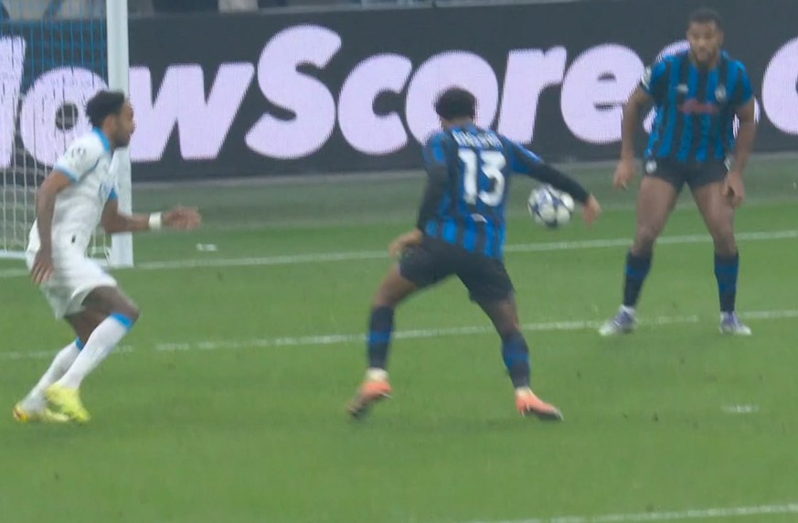 Atalantas Ederson berührt den Ball mit dem Arm.