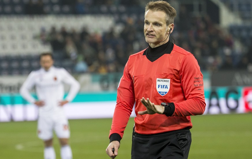 Schiedsrichter Alain Bieri im Super League Spiel zwischen dem FC Luzern und dem FC Basel, am Sonntag, 25. November 2018, in der Swissporarena in Luzern. (KEYSTONE/Alexandra Wey)