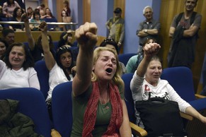 Geballte Fäuste und Tränen in den Augen: Putzfrauen nach dem Gerichtsentscheid.