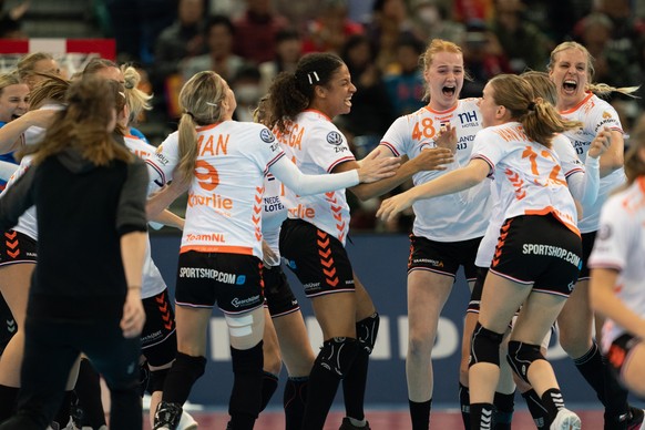 epa08073677 Dutch players react after winning the IHF Women&#039;s World Championship final match between Spain and the Netherlands in Kumamoto, Japan, 15 December 2019. EPA/HIROSHI YAMAMURA