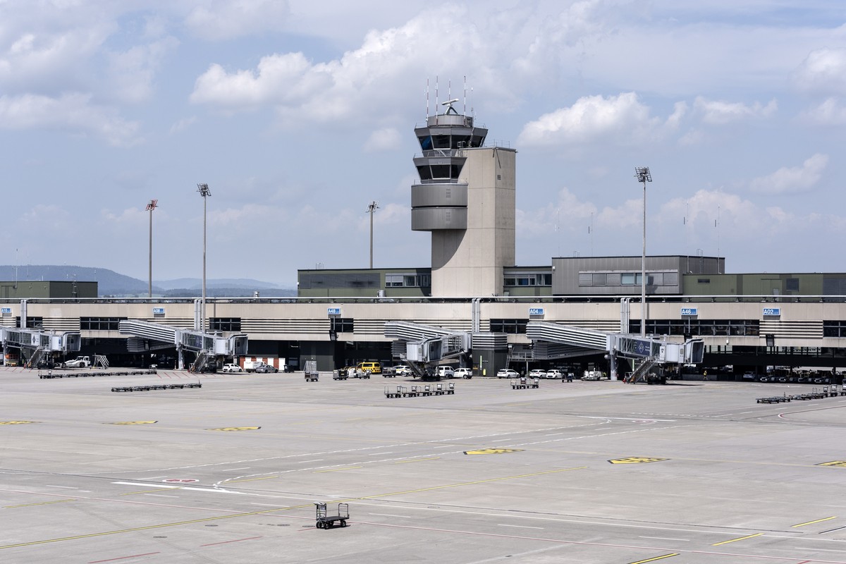 epa11487357 An almost empty tarmac at the Zurich Airport in Kloten, Switzerland, 19 July 2024. Due to a major worldwide IT outage, check-in for air travelers and flight operations are severely restric ...