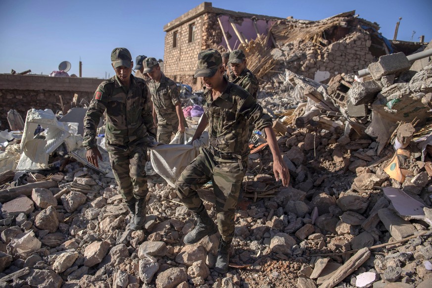 epaselect epa10851583 The army recovers the corpses of earthquake victims, in Tafeghaghte, Morocco, 09 September 2023. A powerful earthquake that hit central Morocco late 08 September, killed 1,037 pe ...