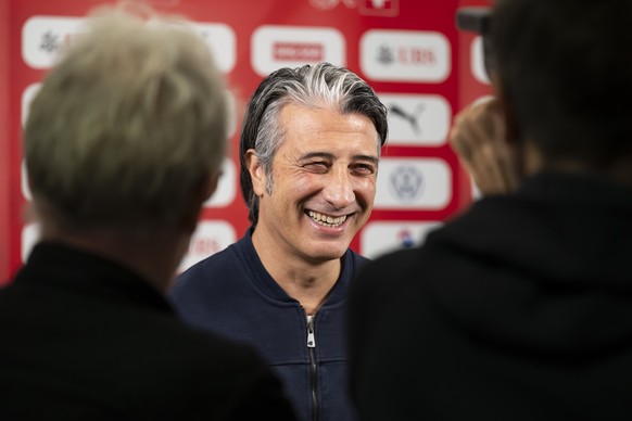 Murat Yakin, Cheftrainer der Schweizer Fussball Nationalmannschaft, lacht mit Journalisten nach einer Medienkonferenz den Kader fuer die Spiele der Nationalmannschaft gegen Schweden und Kosovo, am Mit ...