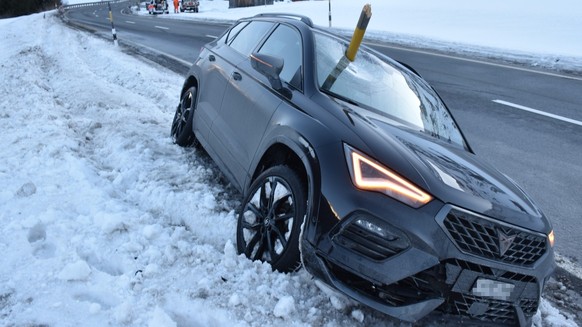 Holzpfosten durchbohrt Frontscheibe: Viel Glück für Autofahrerin (18) in Bivio