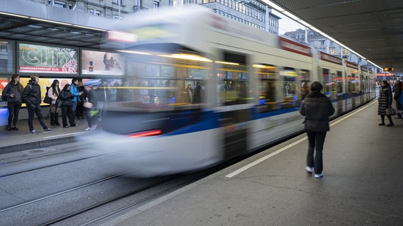 Ein Tram am Hauptbahnhof in Zuerich am ersten Werktag nach dem Fahrplanwechsel, am Montag, 15. Dezember 2025 in Zuerich. Fuer die Verkehrsbetriebe VBZ ist es der "groesste Fahrplanwechsel der Ges ...
