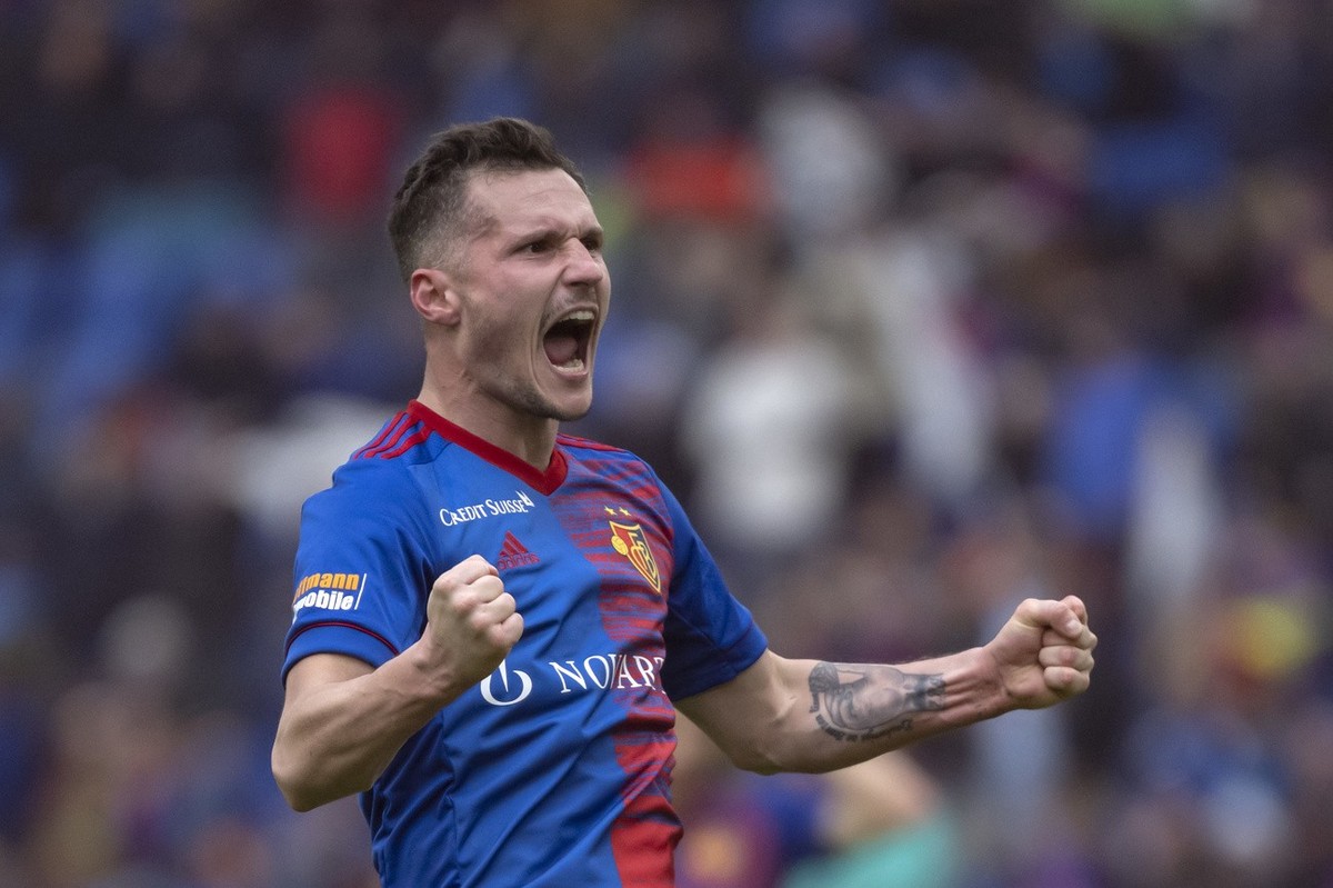 Basels Taulant Xhaka jubelt nach seinem 1:0 im Fussball Meisterschaftsspiel der Super League zwischen dem FC Basel 1893 und dem BSC Young Boys im Stadion St. Jakob-Park in Basel, am Sonntag, 3. April  ...