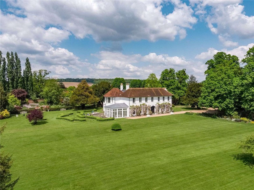 Mel B's house is for sale. 
Church Road
Little Marlow, Marlow, Buckinghamshire, SL7 3RZ
https://search.savills.com/property-detail/gbherslac210396