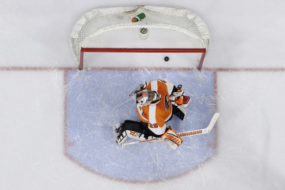 Kein seltenes Bild: Ray Emery muss wieder einmal hinter sich greifen.&nbsp;