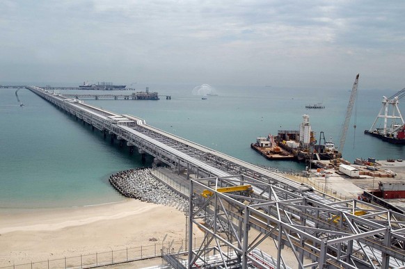 TO GO WITH AFP STORY BY OMAR HASAN
(FILES) - A file picture taken on February 23, 2005 shows the largest and most advanced pier in the Middle East at Kuwait's Al-Ahmadi refinery, just north of A ...