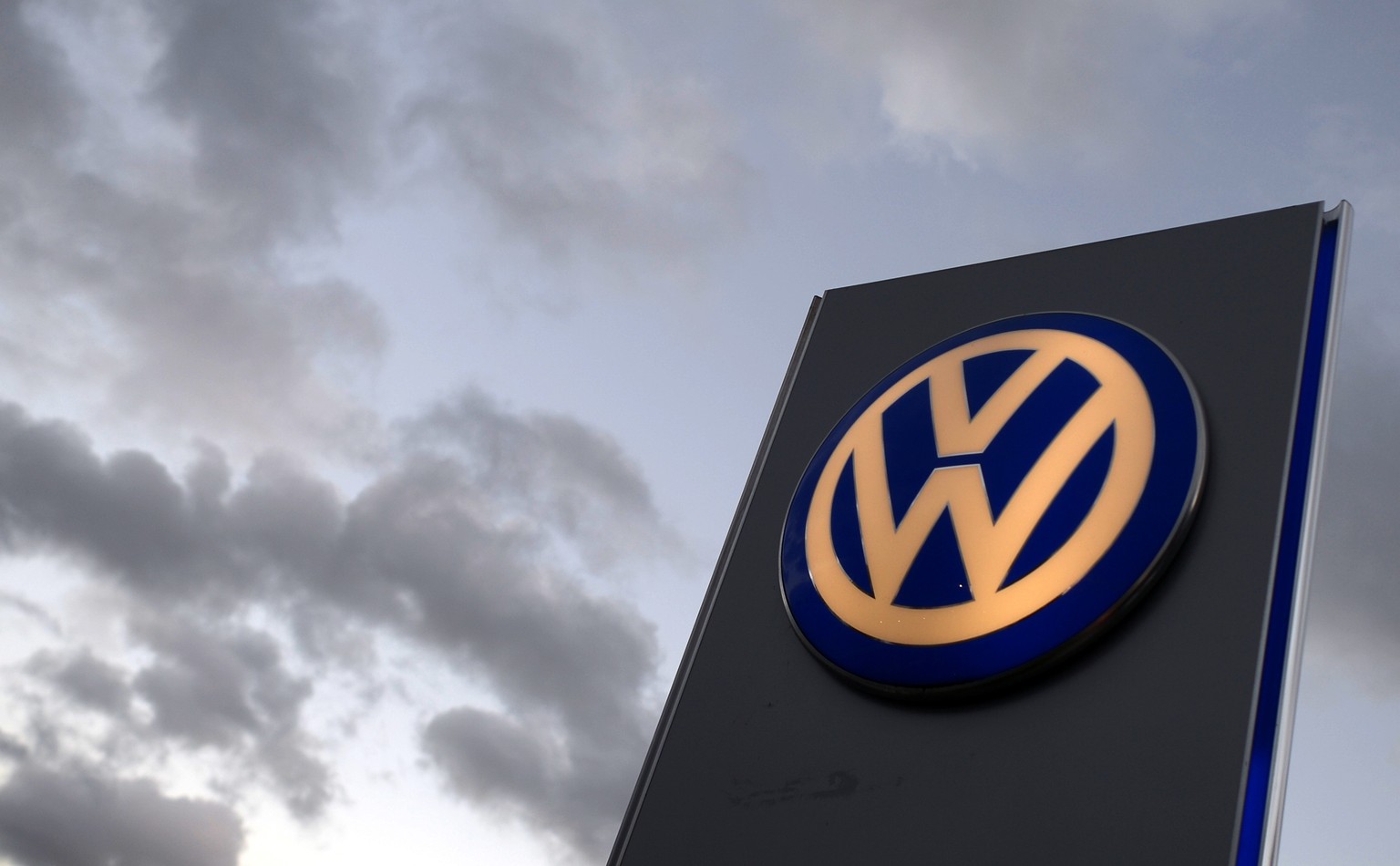 Hinter VW ziehen dunkle Wolken auf - ein düsteres Kapitel der Firmengeschichte VWs wird aufgeschlagen