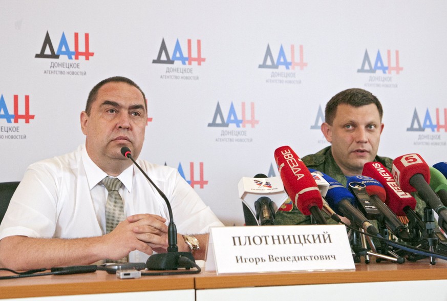 epa06349339 (FILE) - Igor Plotnitsky (L) and Alexander Zakharchenko (R), &#039;leaders&#039; of self-proclaimed Donetsk and Luhansk People&#039;s Republics attend their news conference in Donetsk, Ukr ...