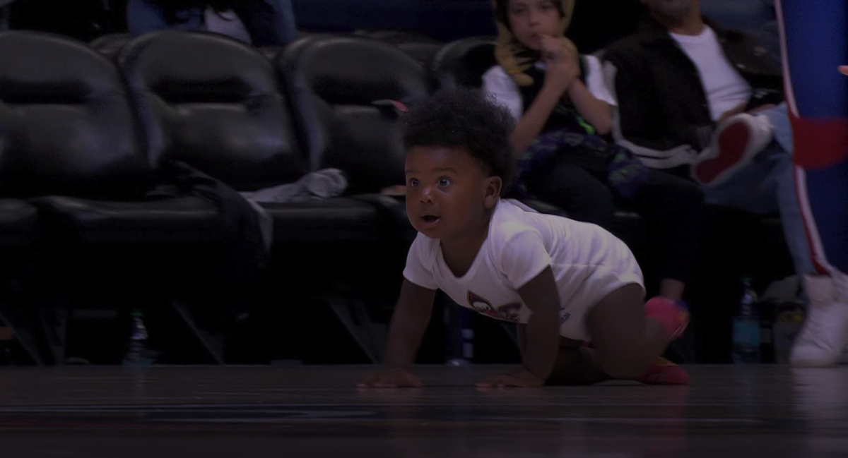 L'équipe américaine de basket des New Orleans Pelicans a organisé une course de bébé rampant sur leur parquet, une tradition qui ajoute une touche un peu spéciale à leur jour de match.