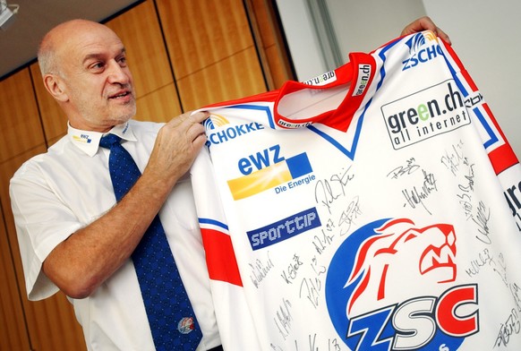 ARCHIVBILD ZUM TOD VON SIMON SCHENK, AM FREITAG, 1. MAI 2020 - Simon Schenk, Sportchef der ZSC Lions, haelt am Mittwoch, 7. September 2005, anlaesslich einer Pressekonferenz in Zuerich ein Trikot mit  ...