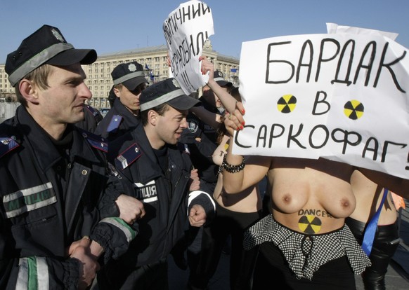 Auch Femen ist mit von der Partie. Die Aktivistin im Bild verlangt bei einer Kundgebung am Sonntag, 19. Januar 2014, mehr Hilfe der grossen Wirtschaftsmächte bei der Bewältigung der Nachwehen der Reak ...