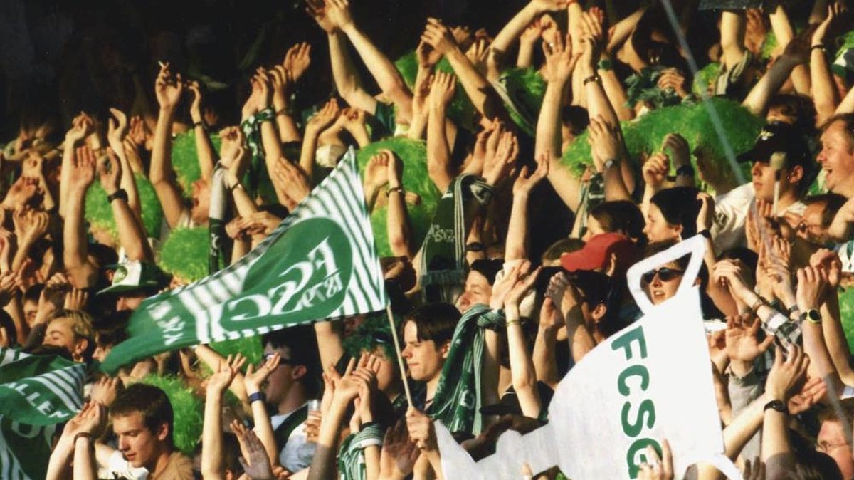 Die Fans des FC St. Gallen bejubeln am 13. Mai 1998 nach dem 2:1-Erfolg ihres Teams im Cup-Halbfinal gegen den FC Lugano auf dem Espenmoos den Einzug ihres Teams in den Cupfinal. (KEYSTONE/Regina Kueh ...