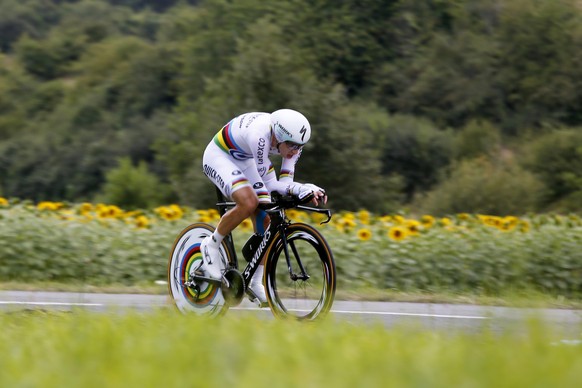 Weltmeister Tony Martin holt sich den Sieg im Zeitfahren.