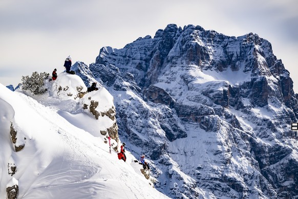 <p>Siehst du die Trainer, die das Training für die Frauenabfahrt schauen?</p>