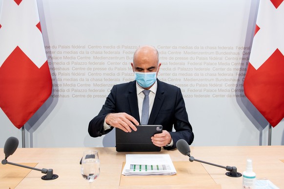 Bundesrat Alain Berset spricht an einer Medienkonferenz zu Covid 19 Massnahmen, am Freitag, 17. Dezember 2021, in Bern. (KEYSTONE/Peter Schneider)