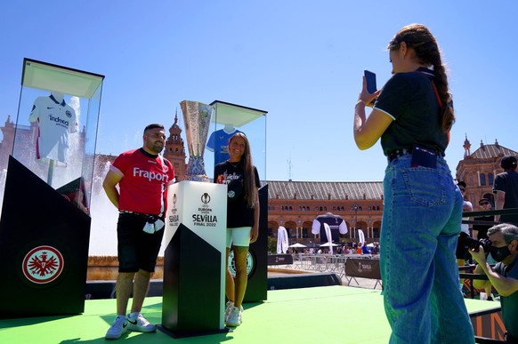 Die Fans lassen sich in der Innenstadt von Sevilla mit dem Pokal ablichten.