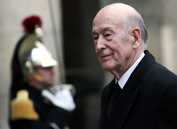 epa08858212 (FILE) Former French president Valery Giscard d&#039;Estaing arrives at the chapel for the church ceremony for former French politician and president of the &#039;Cour des Comptes&#039; (F ...