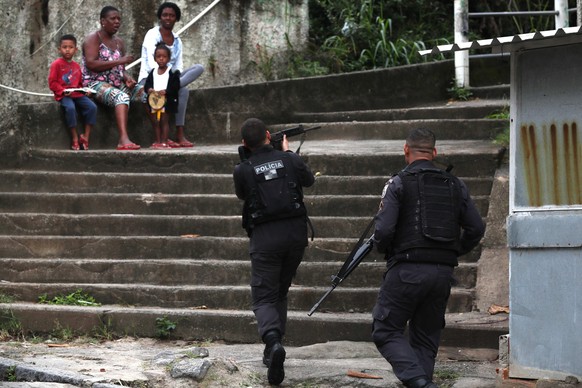 epa06791490 Military police of Rio de Janeiro carry out an operation at the Cachoeirinha favela in the Lins complex, in Rio de Janeiro, Brazil, 07 June 2018. Some 4,600 members of the Brazilian Army a ...