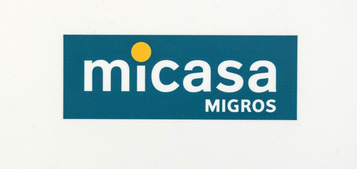 Die Logos von Melectronics, Micasa und SportX im Dreispitz MParc in Basel, am Freitag, 2. Februar 2024. Der Migros-Genossenschafts-Bund sucht neue Besitzer fuer die Reisetochter Hotelplan, die Kosmeti ...