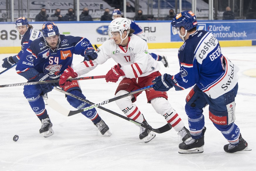 Zuerichs Christian Marti, links, kaempft um den Puck gegen Lausannes Ken Jaeger, rechts, im zweiten Eishockey Playoff-Viertelfinalspiel der National League zwischen den ZSC Lions und dem Lausanne HC a ...