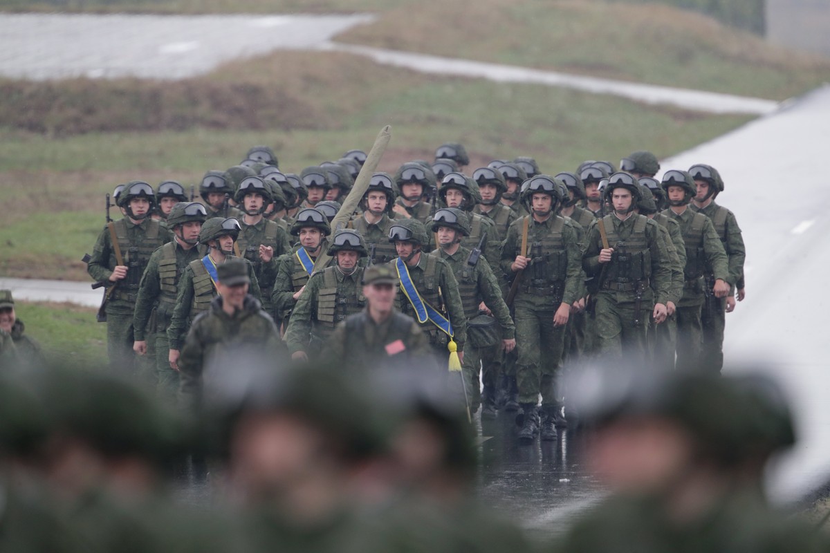 epa06214945 Soldiers march in formation during the 'Zapad 2017' joint Russian-Belarusian military drill 'Zapad 2017' near the town of Borysow in Belarus, 20 September 2017. EPA/LES ...