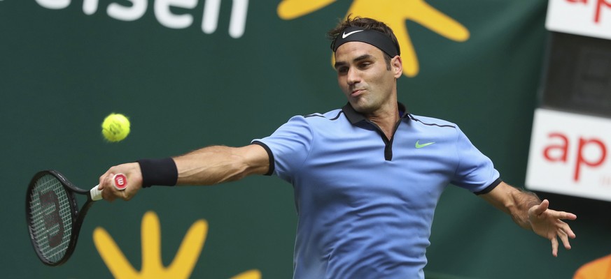 Switzerland&#039;s Roger Federer makes a return to Japan&#039;s Yuichi Sugita during their match at the Gerry Weber Open ATP tennis tournament in Halle, Germany, Tuesday, June 20, 2017. (Friso Gentsch ...