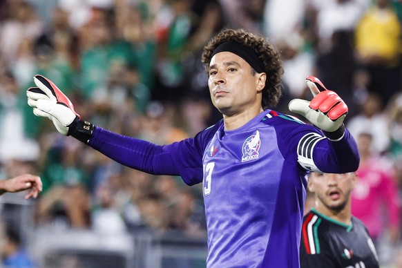 epa13006015 Mexico goalkeeper Guillermo Ochoa (13) gestures to his team during the second half of an international friendly match between Mexico and Australia at the Rose Bowl stadium in Los Angeles,  ...