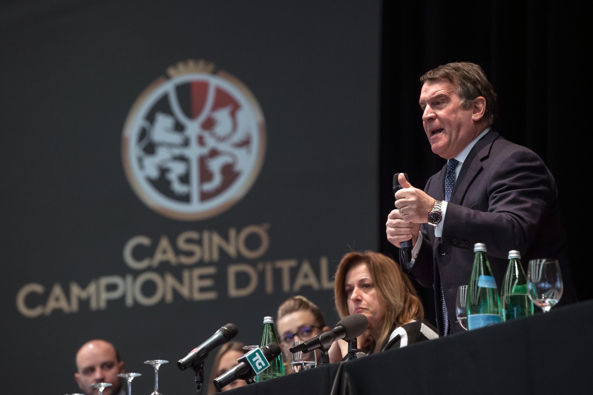 Buergermeister Roberto Salmoiraghi spricht im Casino von Campione d'Italia zur Bevoelkerung, am Montag, 15. Januar 2018. Die Staatsanwaltschaft Como hat fuer das Casino von Campione d'Italia ...