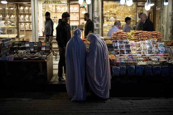 Muslim women buy goods at a market near the Kadhimiya Shrine at sunset in the Shiite neighbourhood in Baghdad, Iraq, Tuesday, March 31, 2026. (AP Photo/Leo Correa)
APTOPIX Iraq Iran War