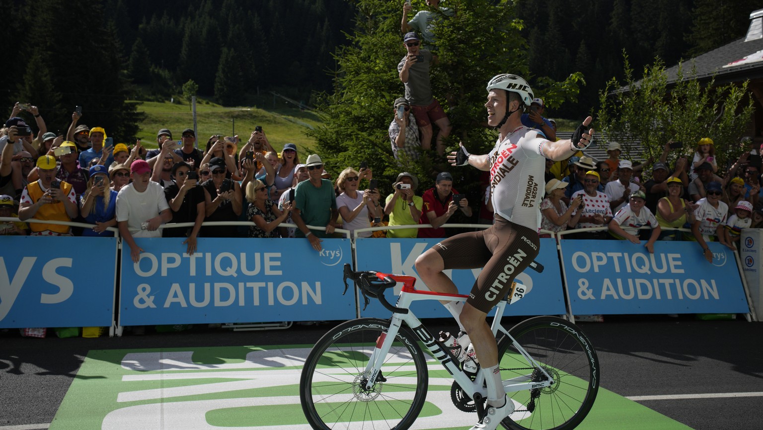 Stage winner Luxembourg&#039;s Bob Jungels crosses the finish line to win the ninth stage of the Tour de France cycling race over 193 kilometers (119.9 miles) with start in Aigle, Switzerland and fini ...