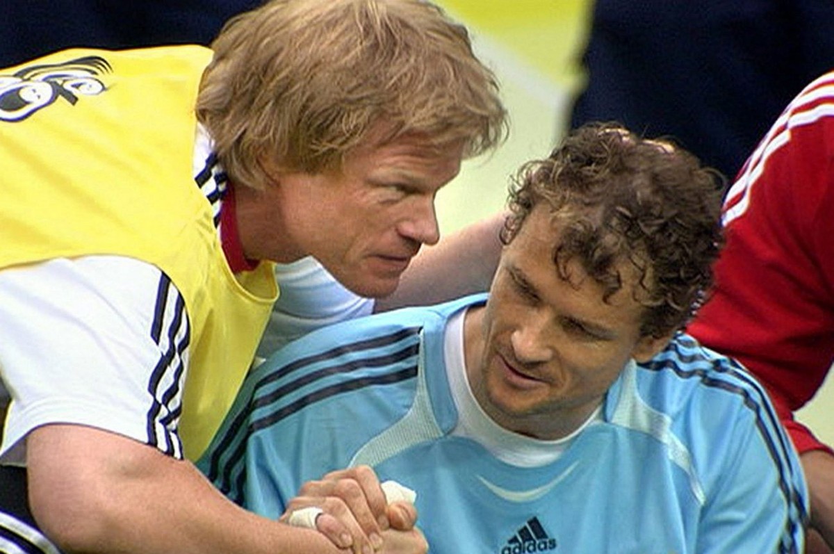 Germany's goalkeeper Jens Lehmann (R) is encouraged by substitute goalie Oliver Kahn prior to the penalty shoot-out during the quarter final of the 2006 FIFA World Cup between Germany and Argenti ...