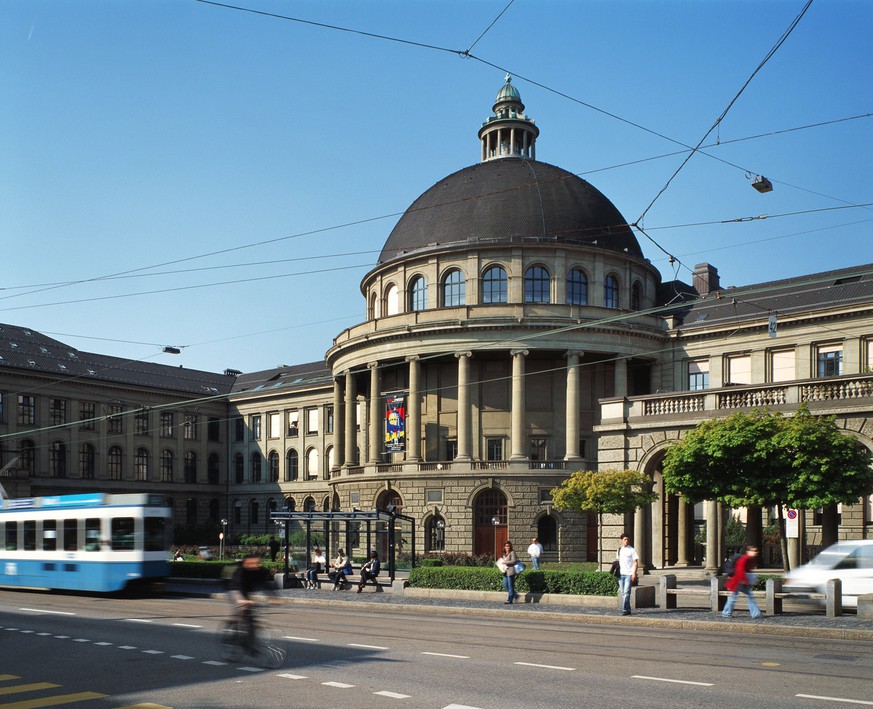 Blick auf das Hauptgebaeude der ETH (Eidgenoessische Technische Hochschule) an der Raemistrasse in Zuerich, aufgenommen am 28. April 2004. (KEYSTONE/Gaetan Bally) === , === : DIA, Mittelformat]