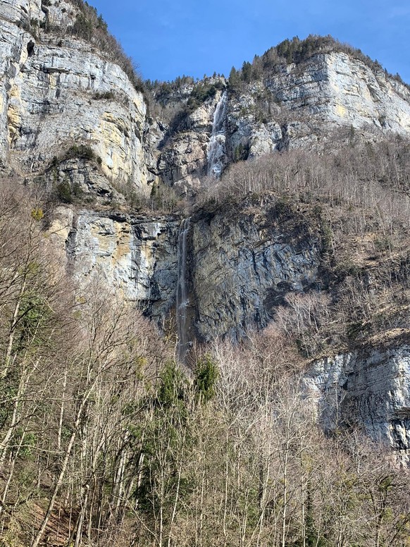 Die unteren zwei Stufen der Seerenbachfälle. Man kann praktisch bis zum Fuss des untersten Falls wandern.