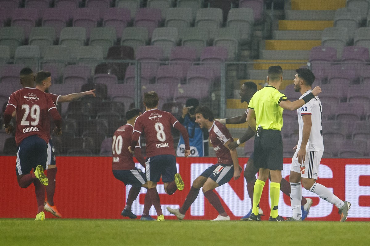 Servette's midfielder Miroslav Stevanovic, 3rd right, celebrates his goal with teammates after scoring the 1:0, during the Super League soccer match of Swiss Championship between Servette FC and  ...