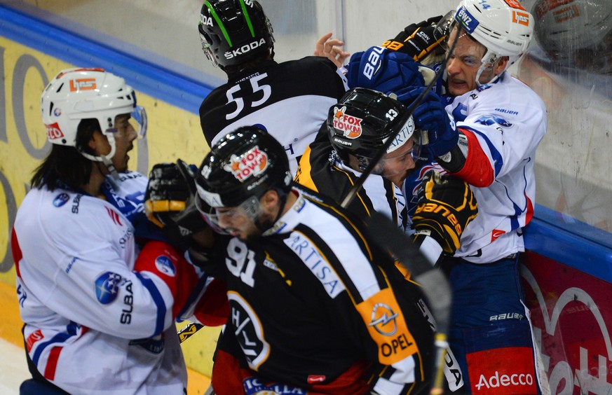 Lugano’s player Alessio Bertaggia, left, fight with Zurich&#039;s player Chris Baltisberger, right, during the preliminary round game of National League A (NLA) Swiss Championship 2016/17 between HC L ...