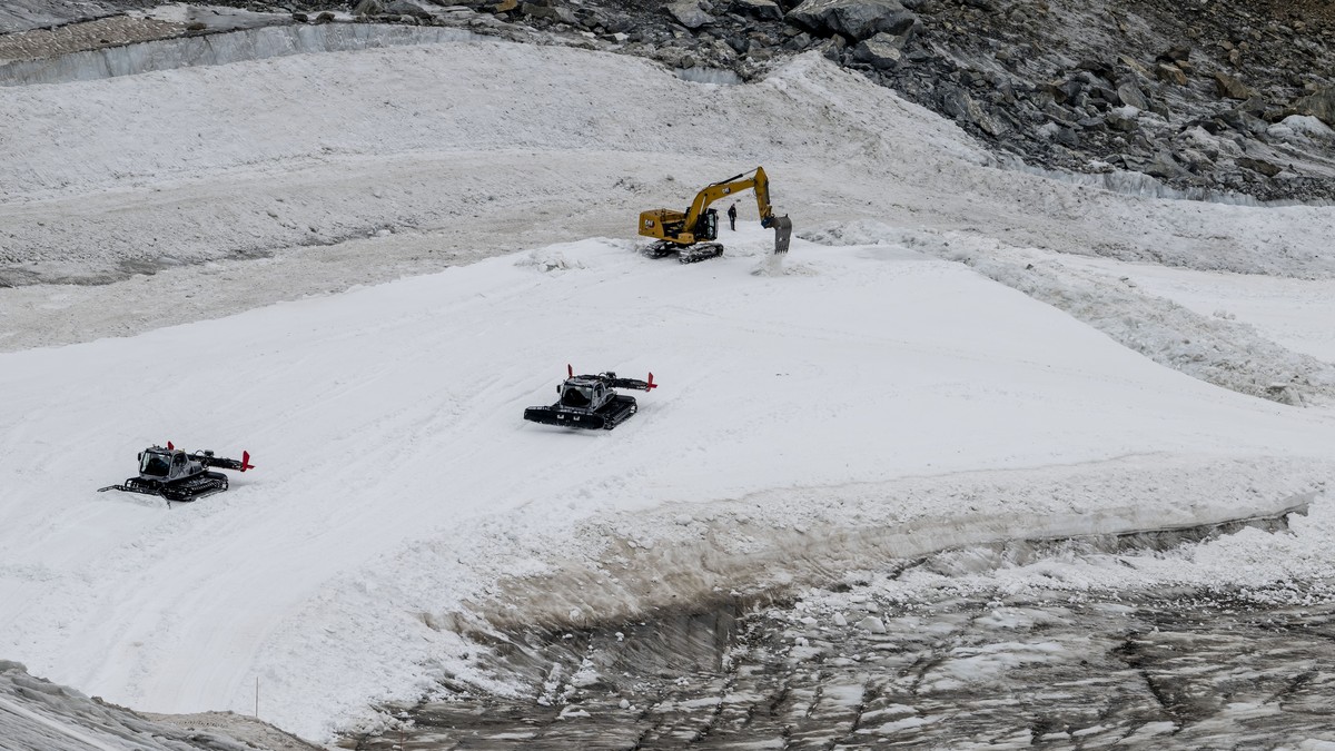 Des dameuses et une pelleteuse preparent la piste de ski "Gran Becca" pour la premiere edition de la Coupe du monde de ski alpin a Zermatt/Cervinia entre "Testa Grigia" et "La ...