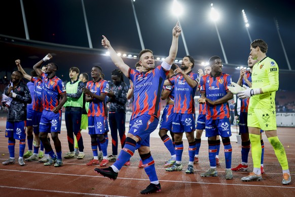 Xherdan Shaqiri (FCB), Mitte, jubelt mit der Mannschaft waehrend dem Meisterschaftsspiel der Super League zwischen dem FC Zuerich und dem FC Basel am Samstag, den 12. April 2025, im Letzigrund Stadion ...
