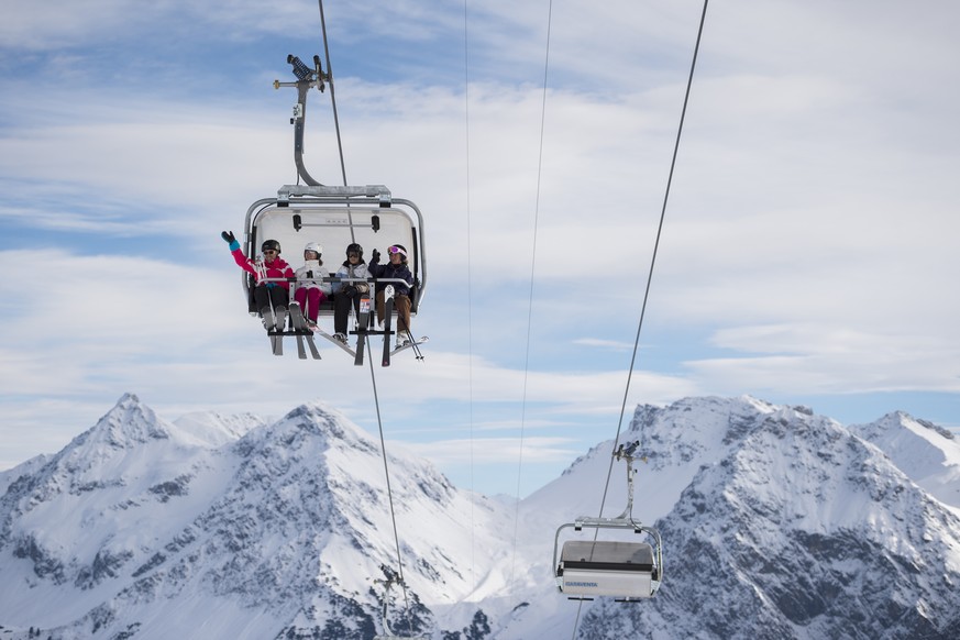 Skifahrer nehmen den Sesselift aufs Plattenhorn, am Freitag, 19. Dezember 2014, in Arosa. Zum morgigen Start der Hauptsaison sollen weitere Pisten und Anlagen des Gebietes geoeffnet werden. (KEYSTONE/ ...