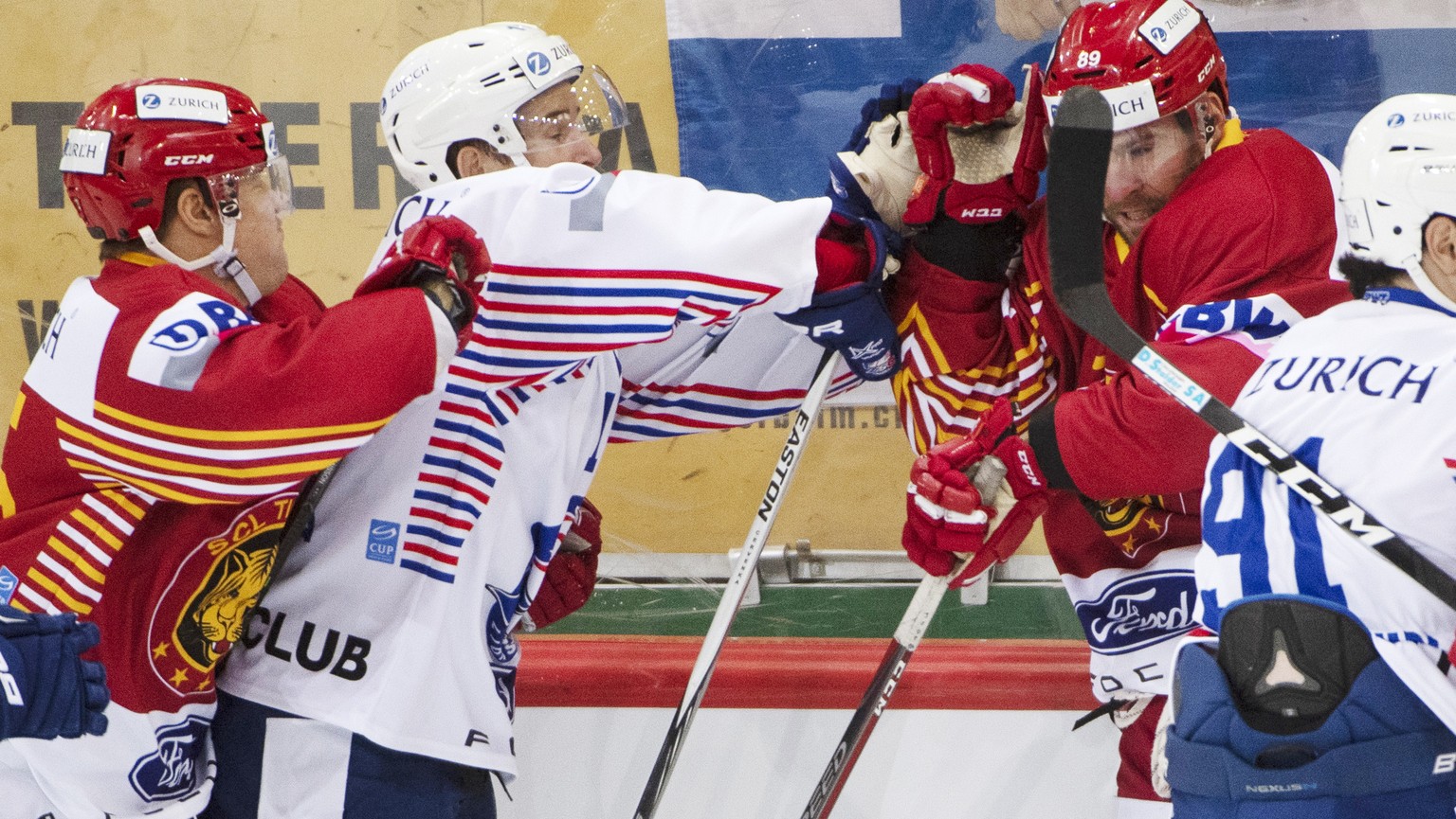 Tigers Chris DiDomenico, rechts, im Kampf gegen Zuerichs Chris Baltensberger, links, waehrend dem Achtelfinale des Swiss Ice Hockey Cup zwischen den SCL Tigers und den ZSC Lions, am Sonntag, 21. Oktob ...