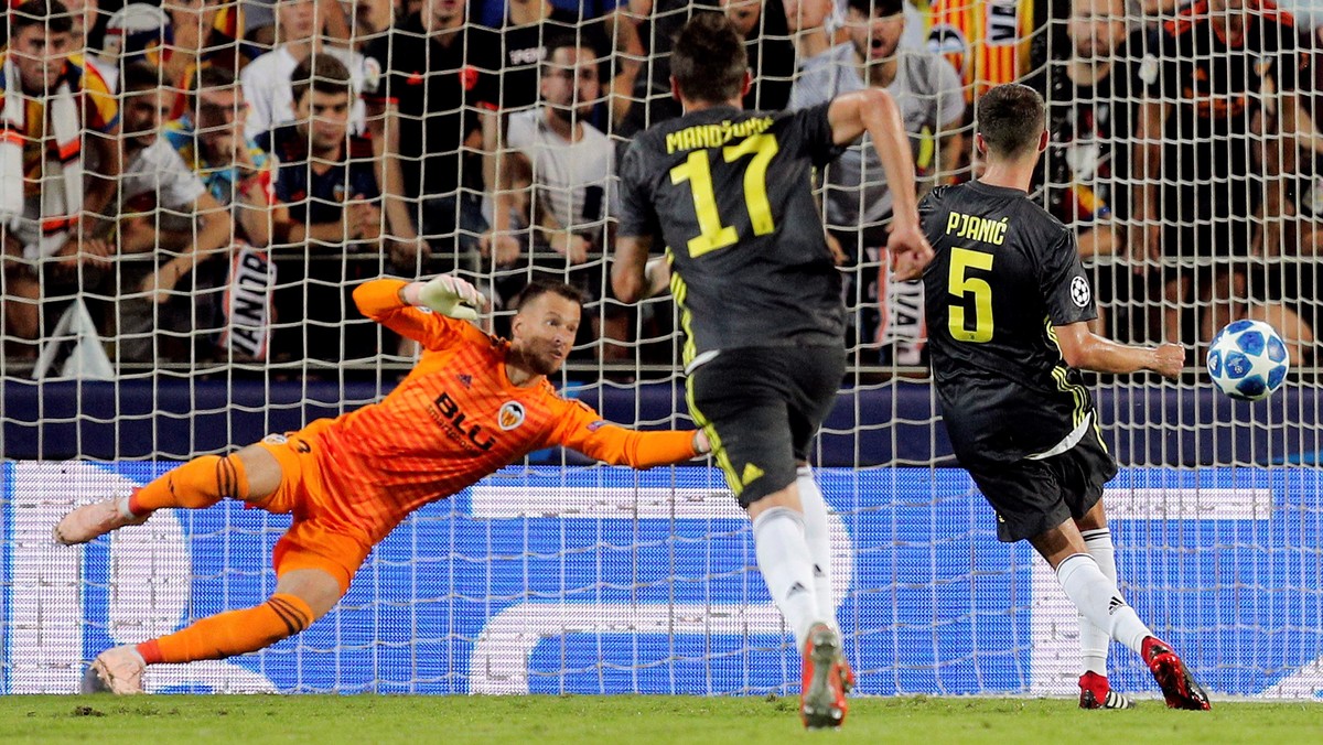 epa07033179 Juventus' midfielder Miralem Pjanic (R) scores the 0-2 from the penalty spot during the UEFA Champions League soccer match between Valencia CF and Juventus FC at Mestalla stadium in V ...