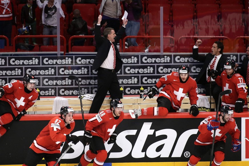 Sean Simpson, top left, head coach of Switzerland national ice hockey team, jubilates and Switzerland&#039;s players, from left, Martin Pluess, Simon Moser, Matthias Bieber, Thibaut Monnet, Luca Cunti ...