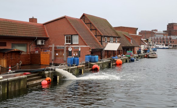 09.12.2024, Mecklenburg-Vorpommern, Wismar: Trotz Hochwasser an der Ostsee bleibt das Wasser unter den Kaikanten im Stadthafen. Foto: Bernd W