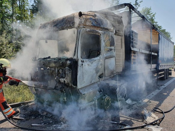 Der Führerstand des Sattelschleppers brannte komplett aus. Verletzt wurde niemand.