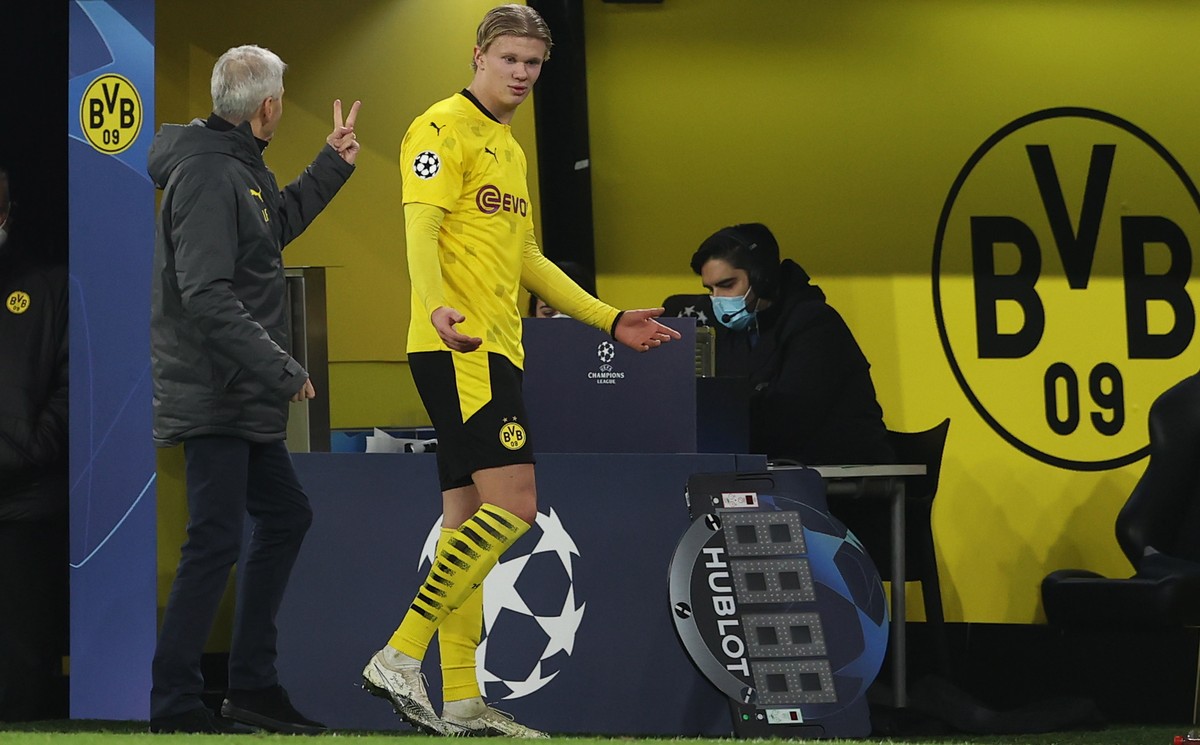 epa08840110 Lucien Favre, Head Coach of Borussia Dortmund (L), gestures to Erling Haaland of Borussia Dortmund on the sidelines during the UEFA Champions League Group F stage match between Borussia Do ...